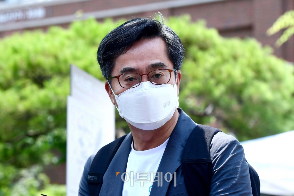 ▲김동연 전 부총리가 지난달 20일 서울 중구 명동성당 내 무료급식소 명동밥집에서 노숙인 무료급식봉사를 하기위해 경내로 들어서기 앞서 취재진의 질문에 답하고 있다. (신태현 기자 holjjak@)