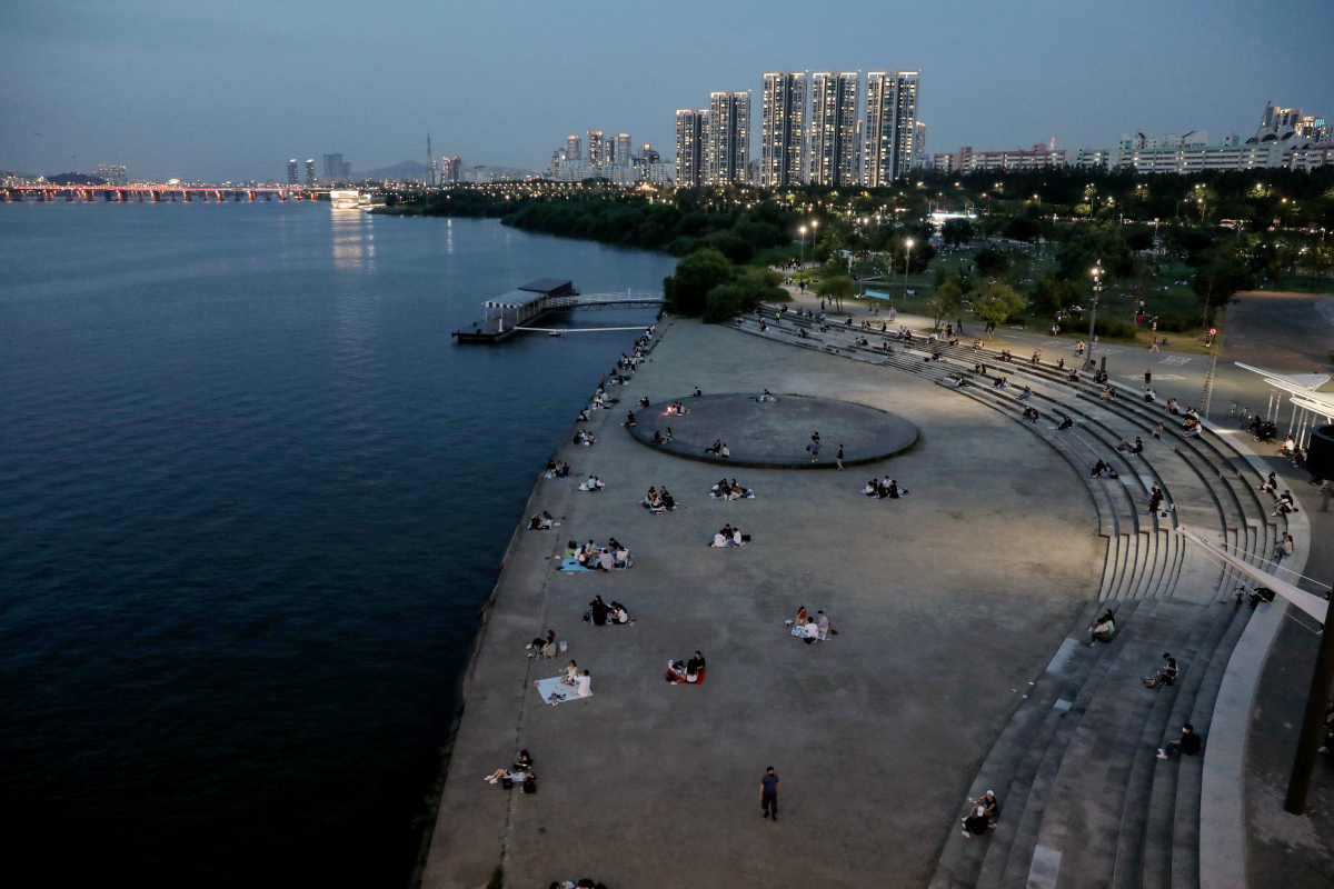 ▲지난해 6월 서울 광진구 뚝섬한강공원에서 시민들이 더위를 피하고 있다. (뉴시스)