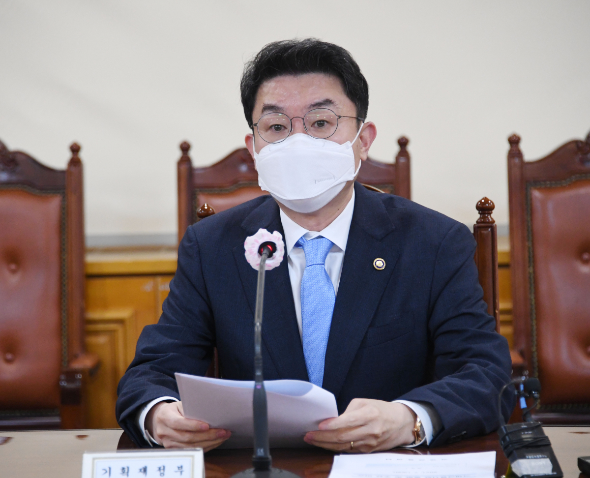 ▲이억원 기획재정부 차관이 7월 13일 서울 명동 은행연합회에서 열린 거시경제금융회의에서 모두발언을 하고 있다. (사진제공=기획재정부)