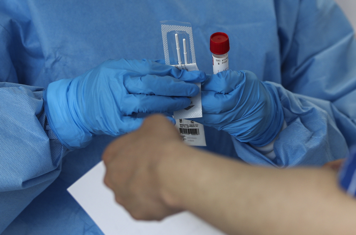 ▲0시 기준 국내 코로나19 신규 확진자가 1150명으로 집계된 13일 오전 서울 중구 코로나19 서울역임시선별검사소를 찾은 시민들이 검사를 받기 위해 줄 서 있다. (뉴시스)