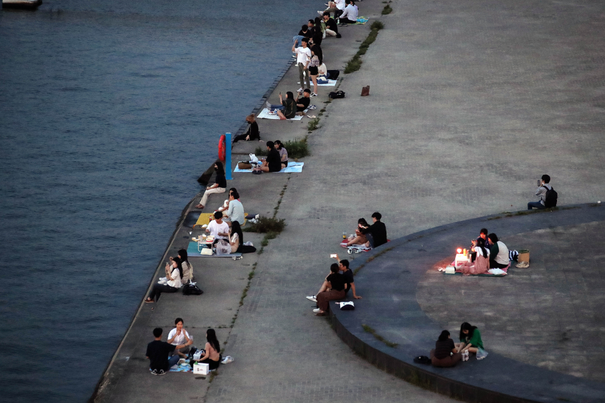 ▲지난해 6월 서울에 첫 폭염특보가 발효되면서 밤늦게 뚝섬한강공원에서 시민들이 더위를 피하고 있다. (뉴시스)