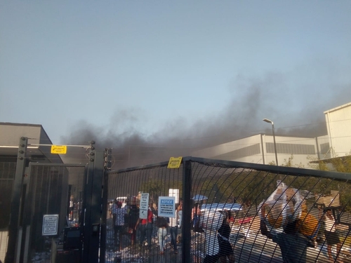 ▲12일(현지시간) 남아공 더반에서 약탈 당한 뒤 방화로 불길에 휩싸인 LG전자 공장 (연합뉴스)
