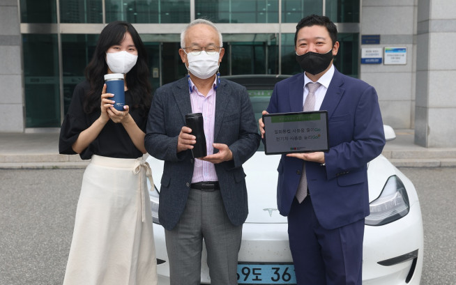 ▲신성이엔지 안윤수 대표이사(가운데)와 임직원이 고고챌린지에 함께했다.