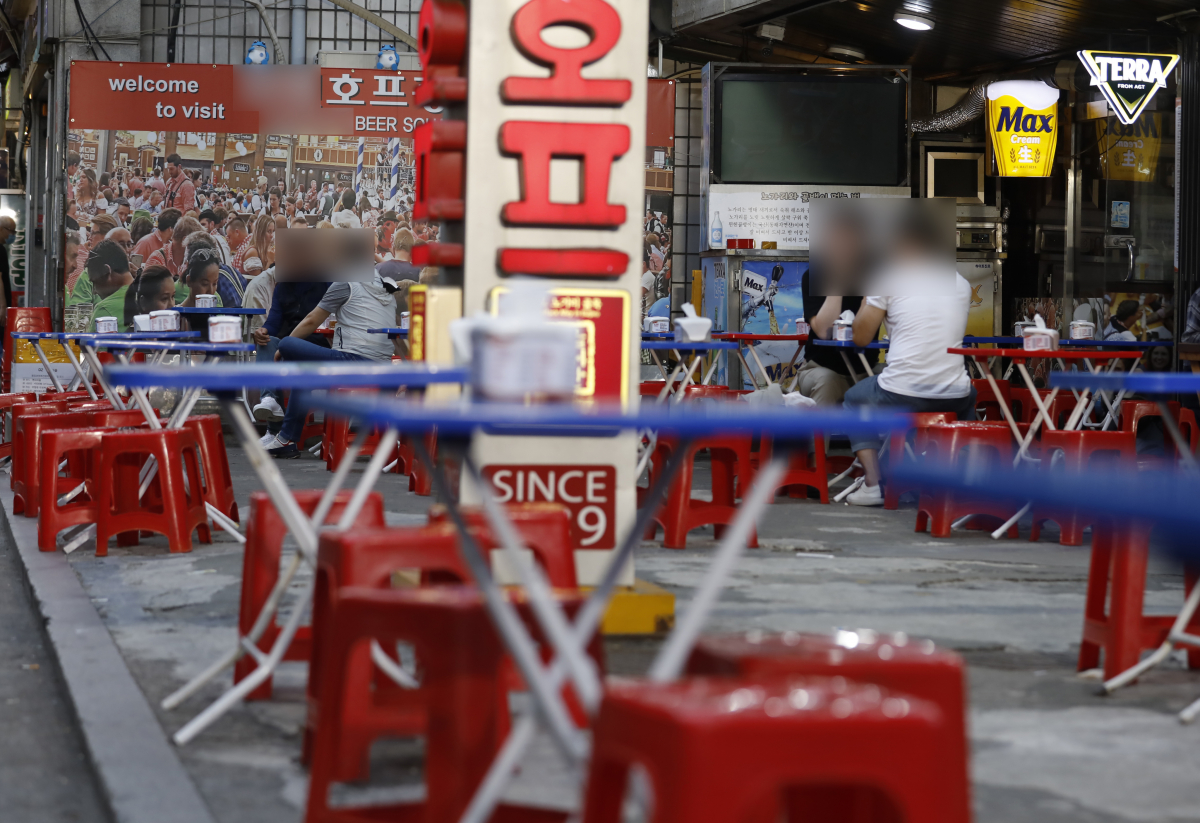 ▲수도권 사회적 거리두기 4단계가 시작된 12일 서울 을지로의 호프 밀집지역이 한산한 모습을 보이고 있다. (뉴시스)