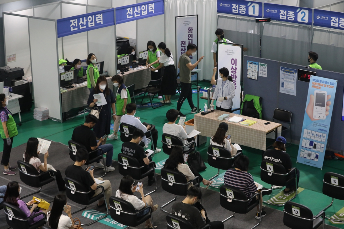 ▲다중접촉직군 코로나19 백신접종이 시작된 13일 오후 서울 서대문구 북아현예방접종센터에서 대상자들이 접종을 마친 뒤 이상반응 모니터링을 위해 대기하고 있다.  (뉴시스)