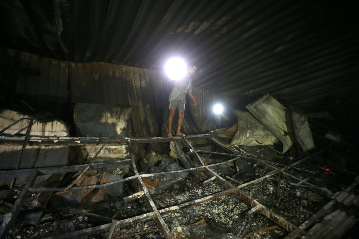 ▲화재가 발생한 이라크 알-후세인 신종 코로나바이러스 감염증(코로나19) 치료 병원에서 13일(현지시간) 한 남성이 건물 내부의 피해 상황을 살펴보고 있다. 나시리야/로이터연합뉴스