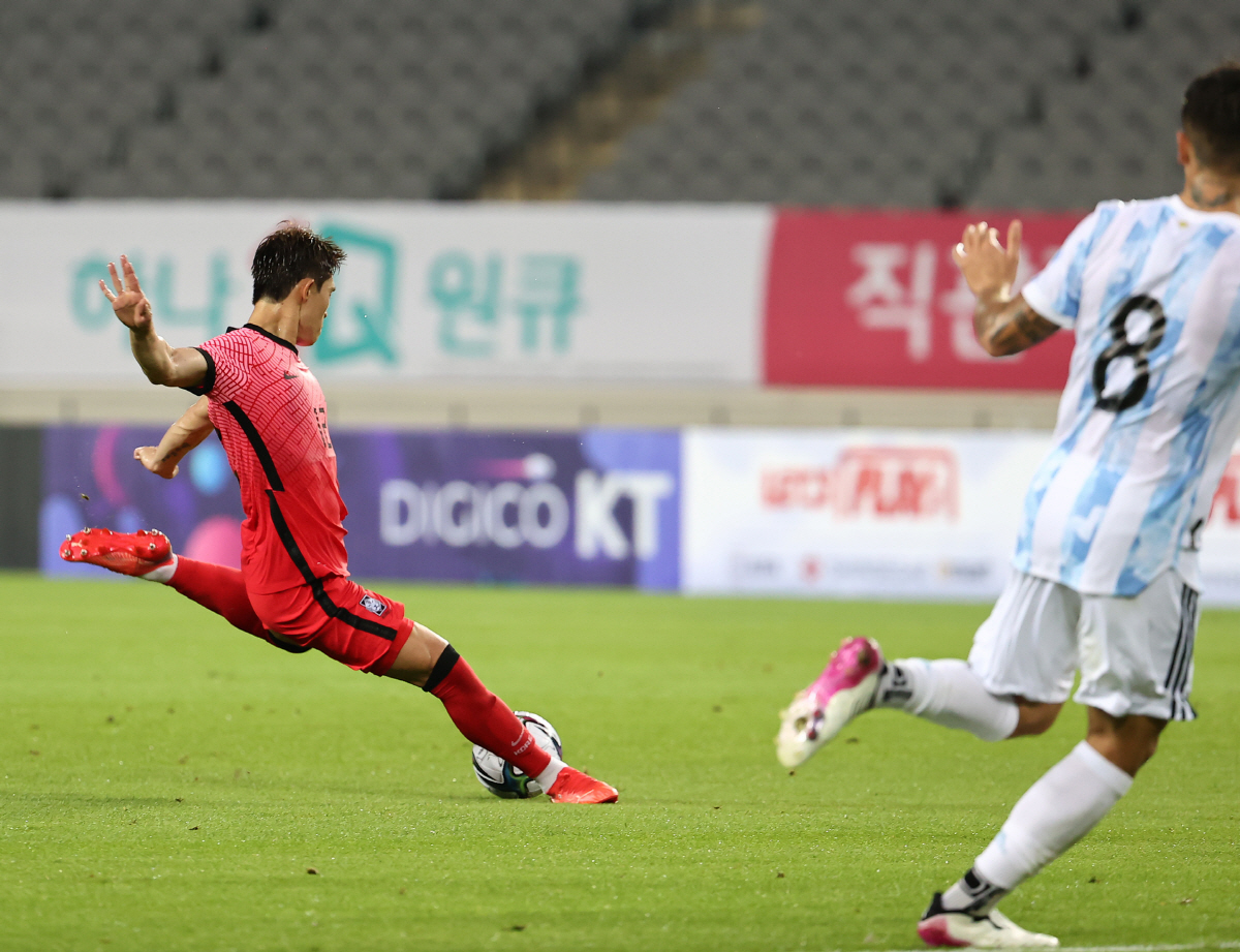 ▲13일 오후 경기도 용인 미르스타디움에서 열린 2020 도쿄올림픽 축구 국가대표팀 아르헨티나와의 평가전. 전반전 이동경이 동점골을 넣고 있다.
자료제공 연합뉴스