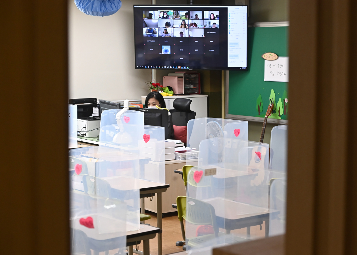▲12일 오전 경기도 화성시 왕배초등학교에서 선생님이 비대면으로 수업을 진행하고 있다. (뉴시스)