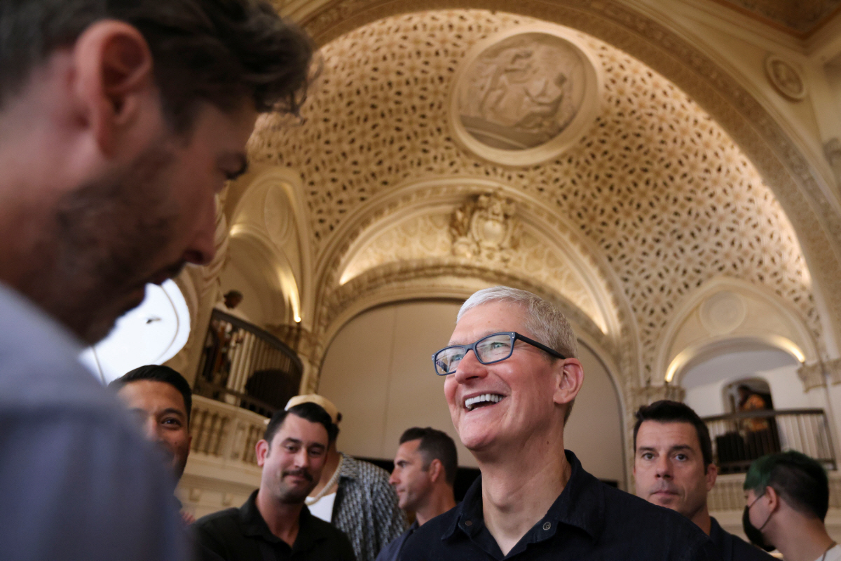 ▲팀 쿡 애플 최고경영자(CEO)가 지난달 24일(현지시간) 캘리포니아주 로스앤젤레스에서 열린 애플스토어 개장 행사에 참석해 대화하고 있다. 로스앤젤레스/로이터연합뉴스