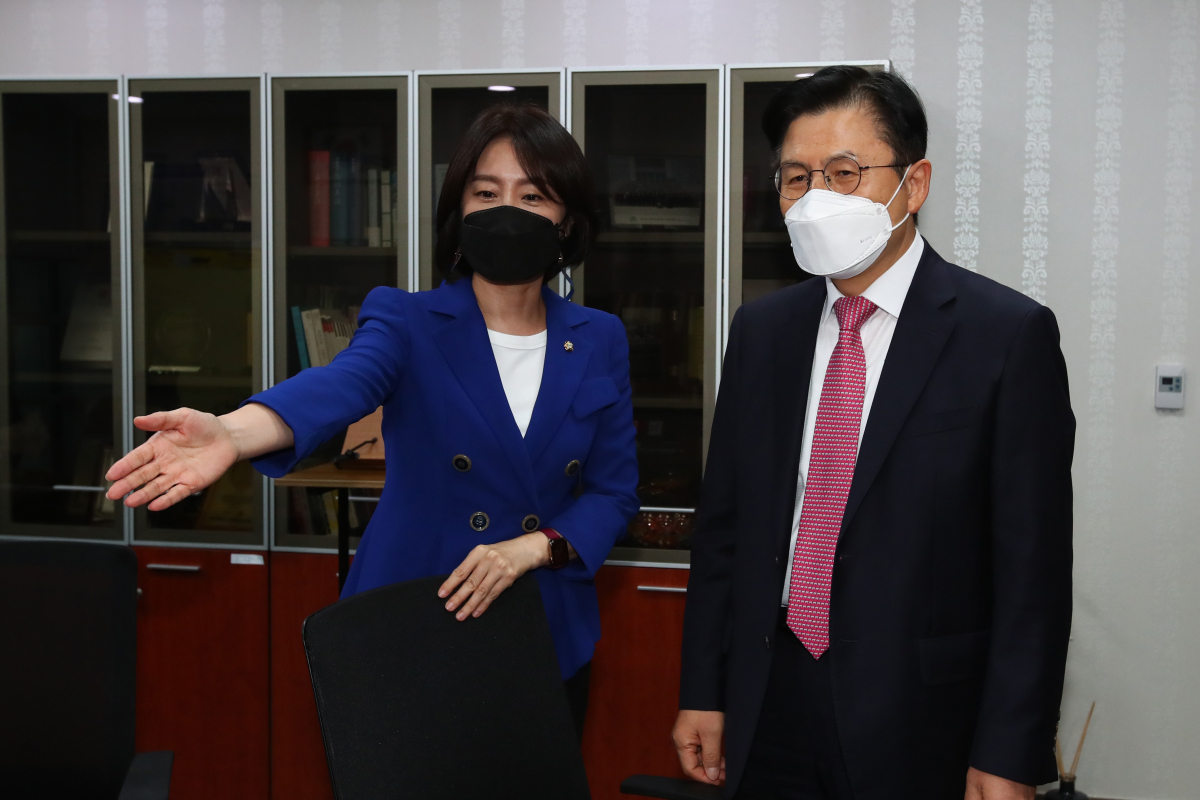 ▲허은아 국민의힘 의원(왼쪽)이 14일 오전 국회 의원회관 사무실에서 온라인으로 열린 '명불허전보수다'에 강연을 위해 참석한 황교안 전 미래통합당 대표를 안내하고 있다. (연합뉴스)