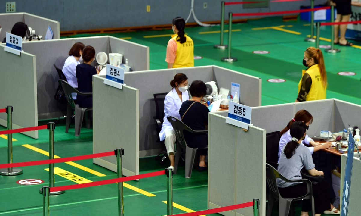 ▲13일 광주 서구 빛고을체육관에 설치된 '서구코로나19예방접종센터'에서 초등학교 저학년 교사 등이 화이자 백신 접종을 하고 있다.  (뉴시스)
