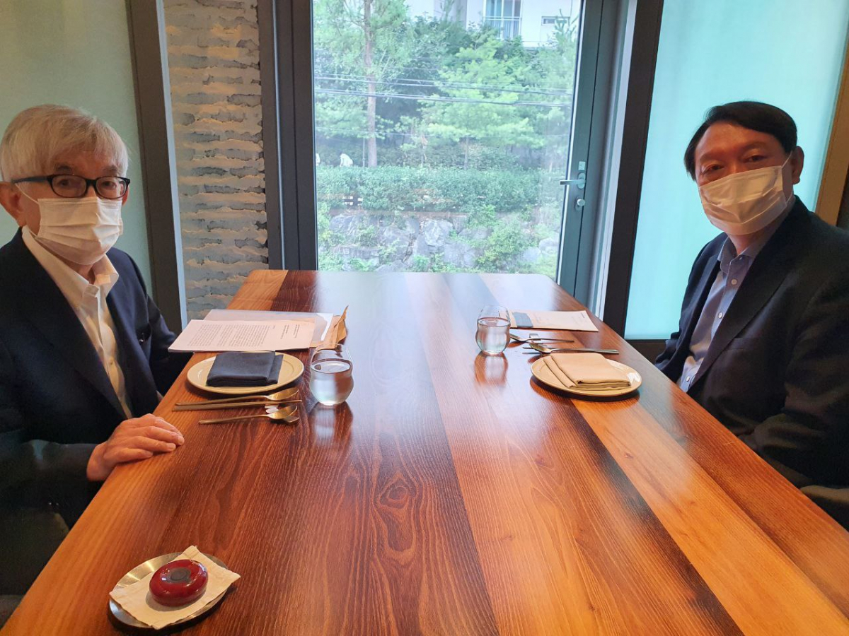 ▲윤석열 전 검찰총장(오른쪽)과 최장집 고려대 명예교수가 12일 서울 모처에서 오찬에 앞서 기념촬영을 하고 있다. (제공=윤석열 캠프)