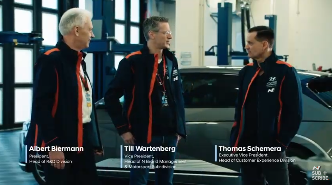 ▲왼쪽부터 알버트 비어만 현대차 연구개발본부장(사장), 틸 바르텐베르크 N 브랜드 및 모터스포츠 사업부 부사장, 토마스 쉬미에라 고객경험본부장(부사장)이 아반떼 N 월드 프리미어 영상에서 전동화 N 모델에 대한 의견을 나누고 있다.  (출처=Hyundai N 유튜브)