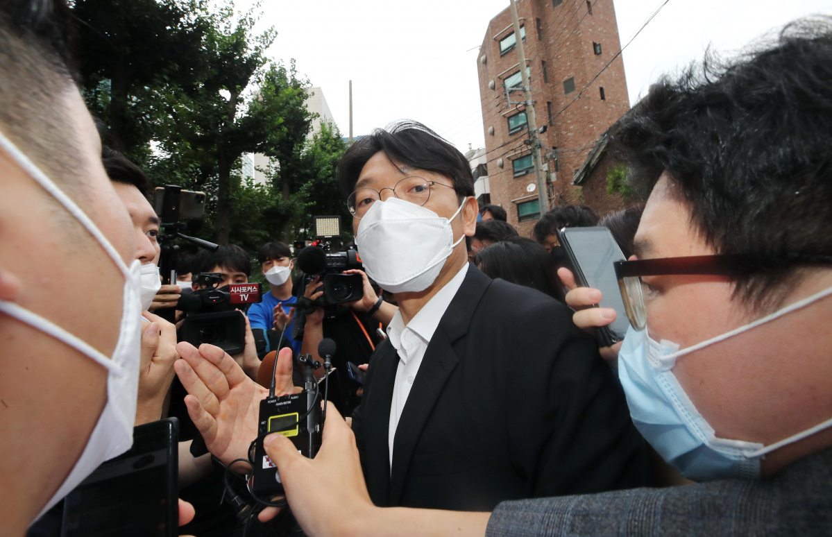 ▲'가짜 수산업자' 김모 씨로부터 금품 등을 받은 혐의로 수사를 받은 이동훈 전 조선일보 논설위원이 13일 오후 서울경찰청 강력범죄수사대를 나서고 있다. (연합뉴스)