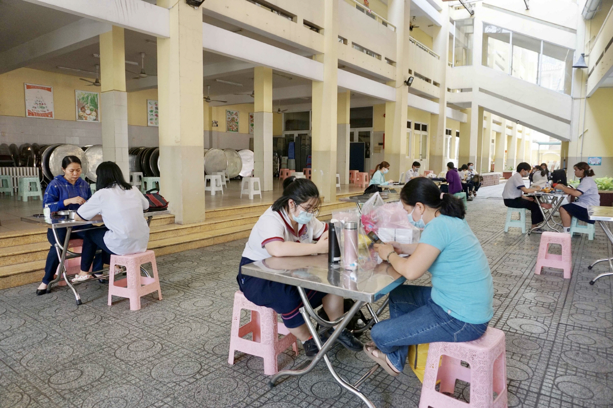 ▲베트남 호찌민시에서 7일 고등학생들이 휴식을 취하고 있다. 호찌민/신화뉴시스