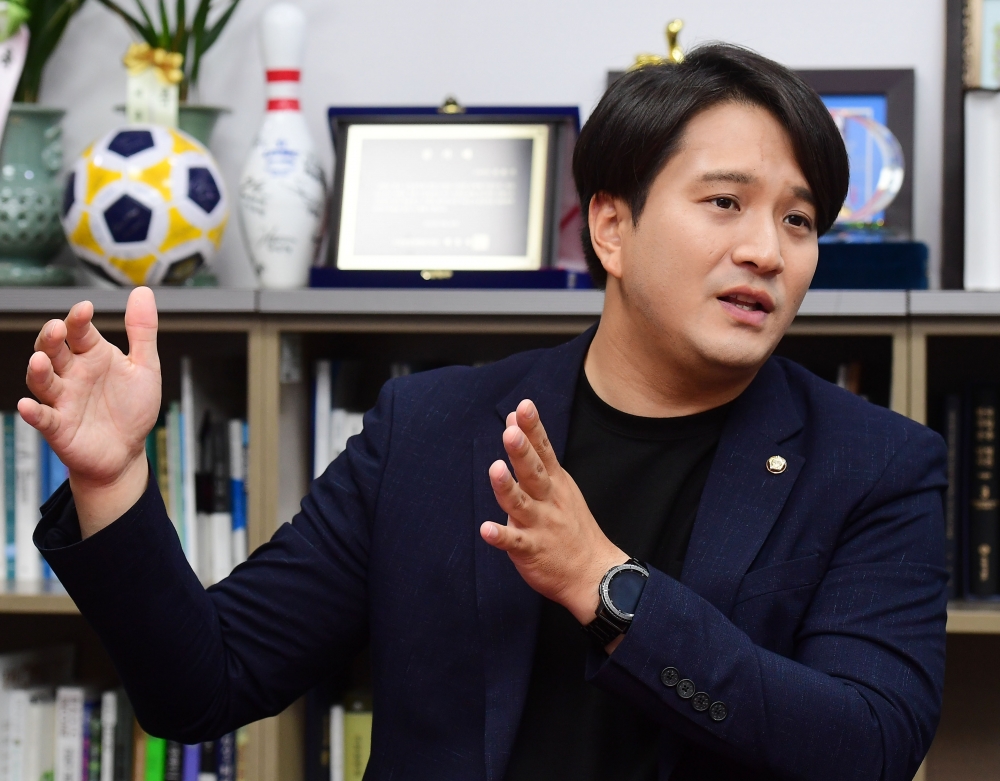 ▲전용기 더불어민주당 의원이 이투데이와 인터뷰에서 "2030세대가 결국은 자신들을 위한 정책을 펴는 민주당으로 돌아올 것"이라고 말했다. 고이란 기자 photoeran@ (이투데이DB)