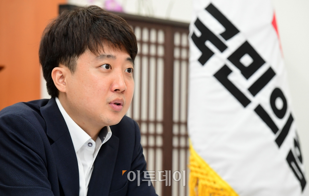 ▲이준석 국민의힘 대표가 13일 서울 여의도 국회 본관 당 대표실에서 이투데이와 인터뷰를 하고 있다. (고이란 기자 photoeran@)
