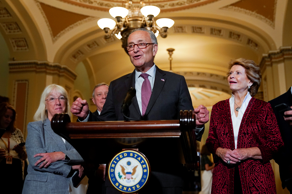 ▲척 슈머 민주당 상원 원내대표가 13일(현지시간) 미국 국회의사당 상원 정책 오찬에 참석한 뒤 발언하고 있다. 워싱턴DC/로이터연합뉴스