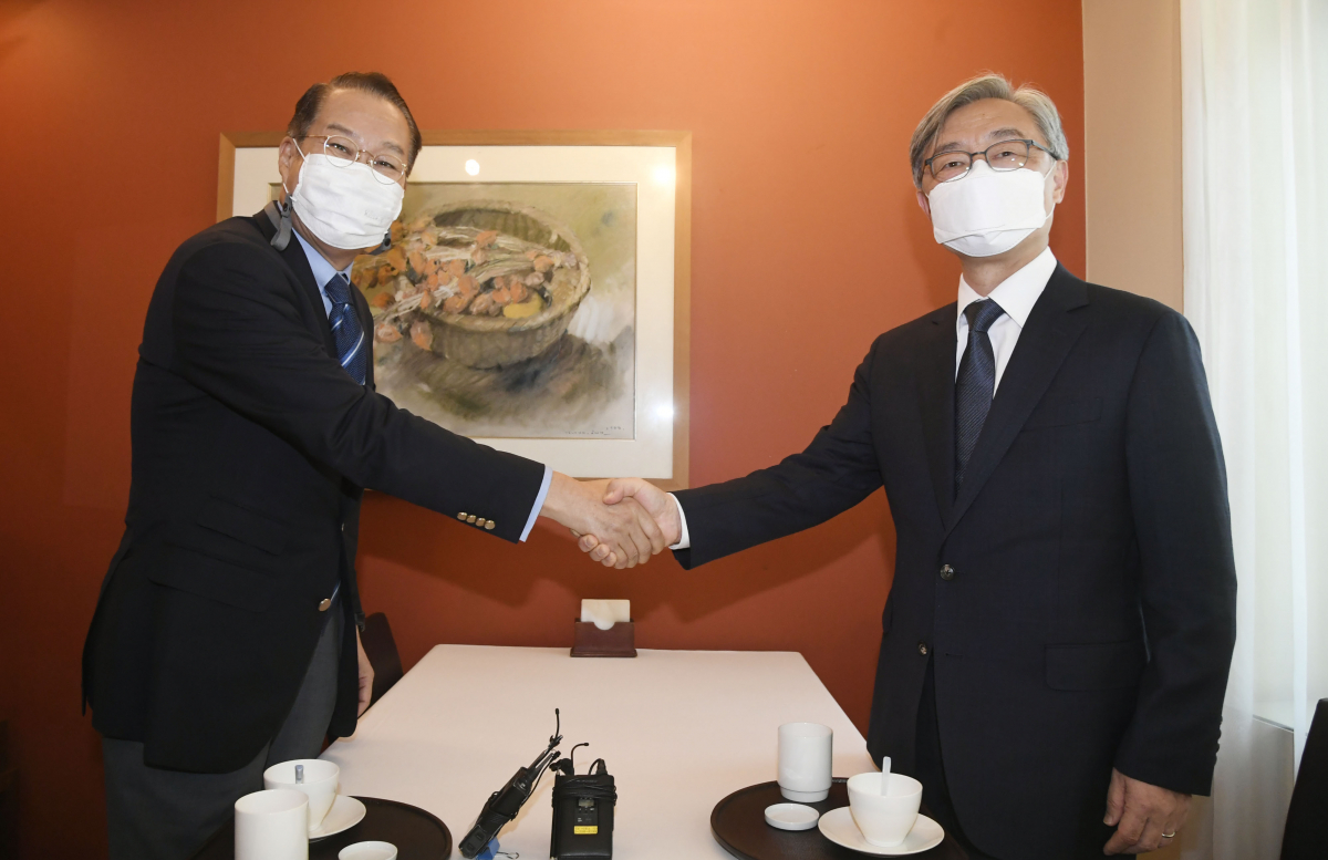 ▲야권 잠룡인 최재형 전 감사원장(오른쪽)이 14일 서울 정동의 한 식당에서 국민의힘 대외협력위원장인 권영세 의원과 회동, 악수하고 있다. (국회사진취재단)