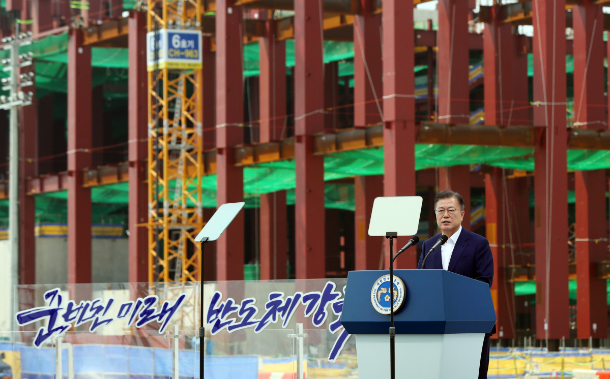▲문재인 대통령이 지난 5월 13일 오후 경기 평택시 삼성전자 평택단지 3라인 건설현장에서 열린 'K-반도체 전략 보고에 참석해 모두발언을 하고 있다. (뉴시스)