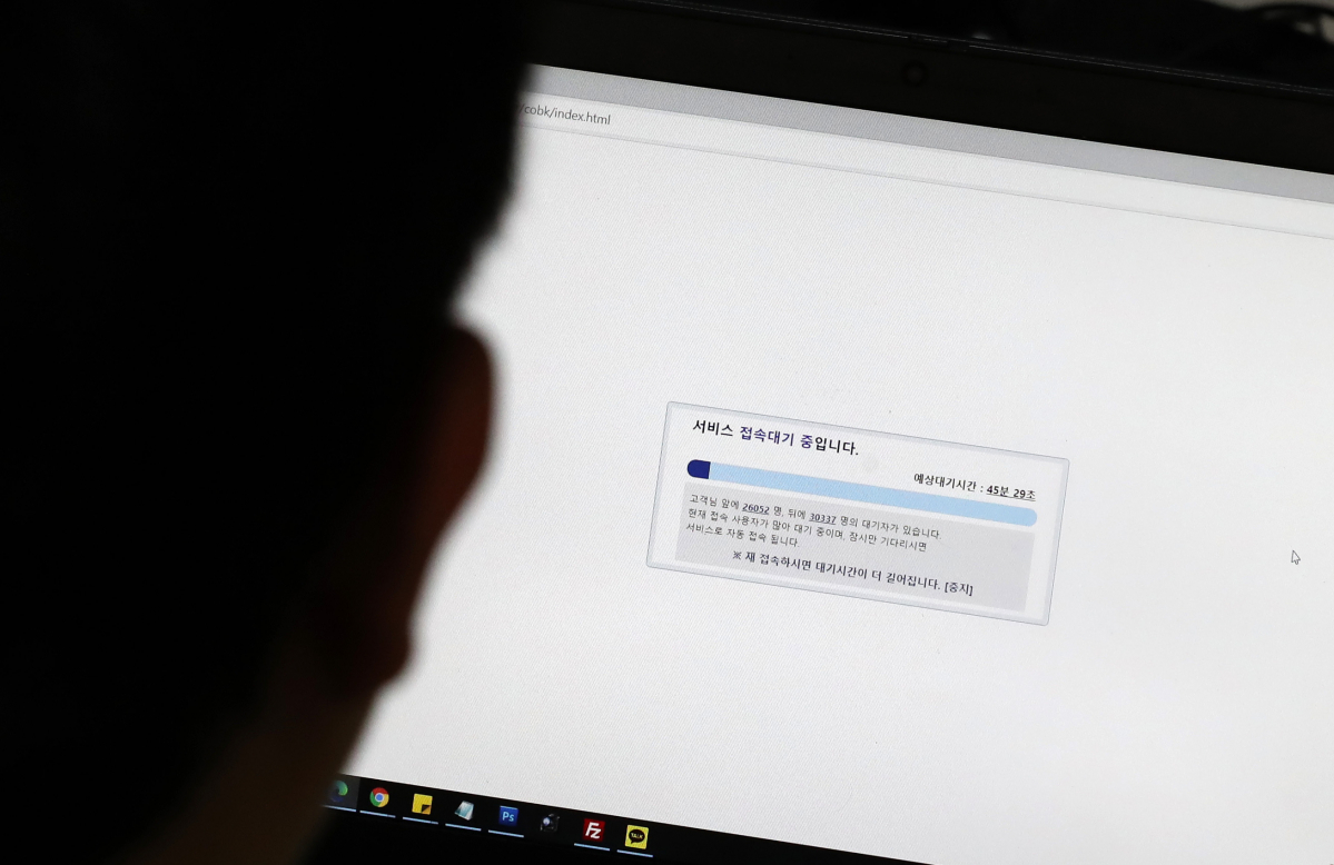 ▲55세~59세 코로나19 백신 사전예약이 재개된 14일 오후 한 시민이 코로나 백신 접종 예약시스템 홈페이지에 접속하기 위해 대기를 하고 있다. 이날 20시 재개된 55세~59세 연령층과 60세~74세 고령층 중 사전예약 후 미접종자 예약은 24일 18시까지 진행된다.  (뉴시스)
