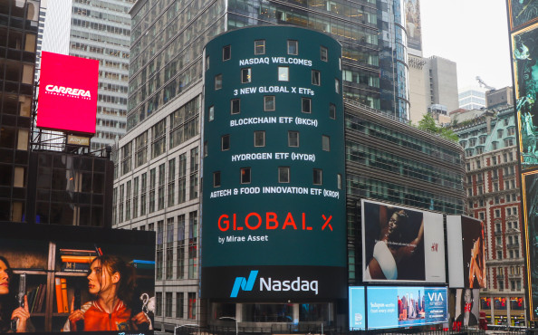 ▲미국 뉴욕 타임스퀘어 나스닥 마켓사이트에 표시된 Global X ETF 상장 축하 메시지(사진제공=미래에셋자산운용)