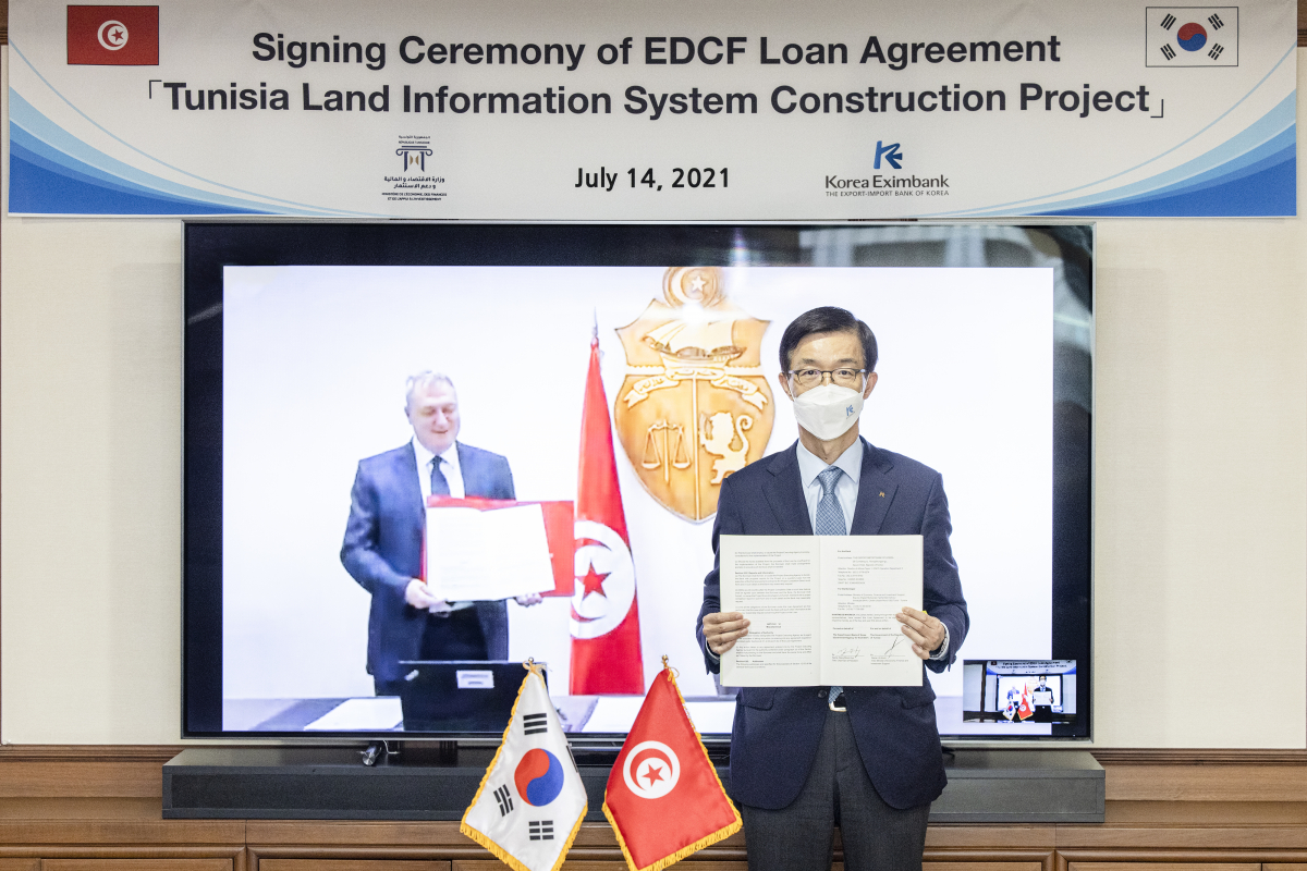 ▲방문규 수은 행장(사진 오른쪽)과 알리 쿨리(Ali Kooli) 튀니지 재무부 장관(모니터속)이 14일 오후 각각 서울 여의도 수은 본점과 튀니지 튀니스에서 온택트(Ontact) 방식으로 6000만달러 규모의 EDCF 차관공여계약을 체결했다.