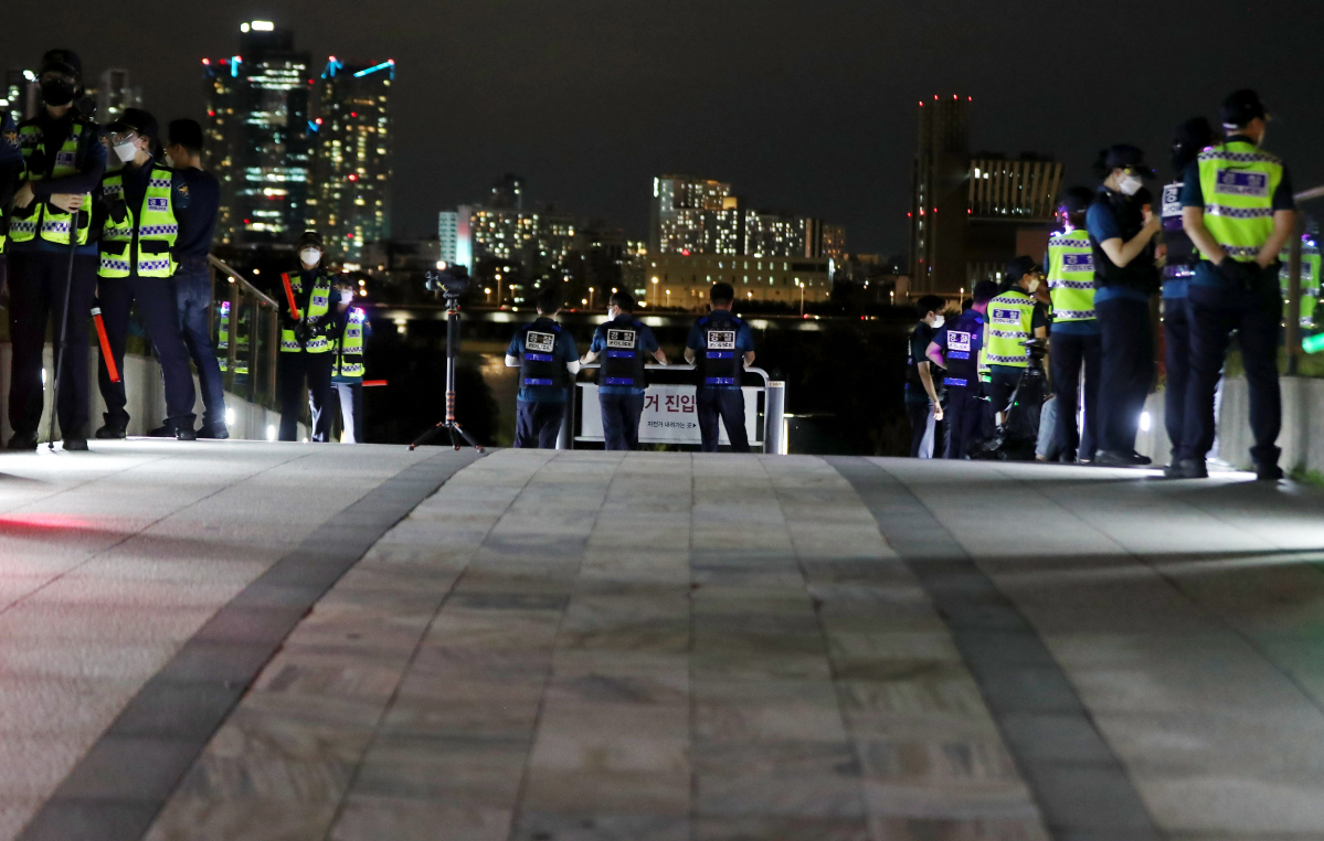 ▲전국자영업자비대위의 거리두기 4단계 조치 항의 심야 차량 시위가 예정된 14일 오후 서울 여의도 국회둔치주차장에서 경찰이 대기를 하고 있다. (뉴시스)