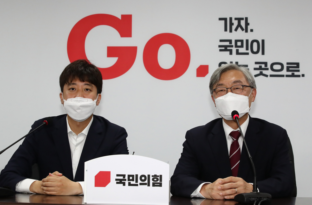 ▲최재형 전 감사원장이 15일 서울 여의도 국민의힘 중앙당사에서 이준석 대표를 만나 인사말을 하고 있다. (연합뉴스)