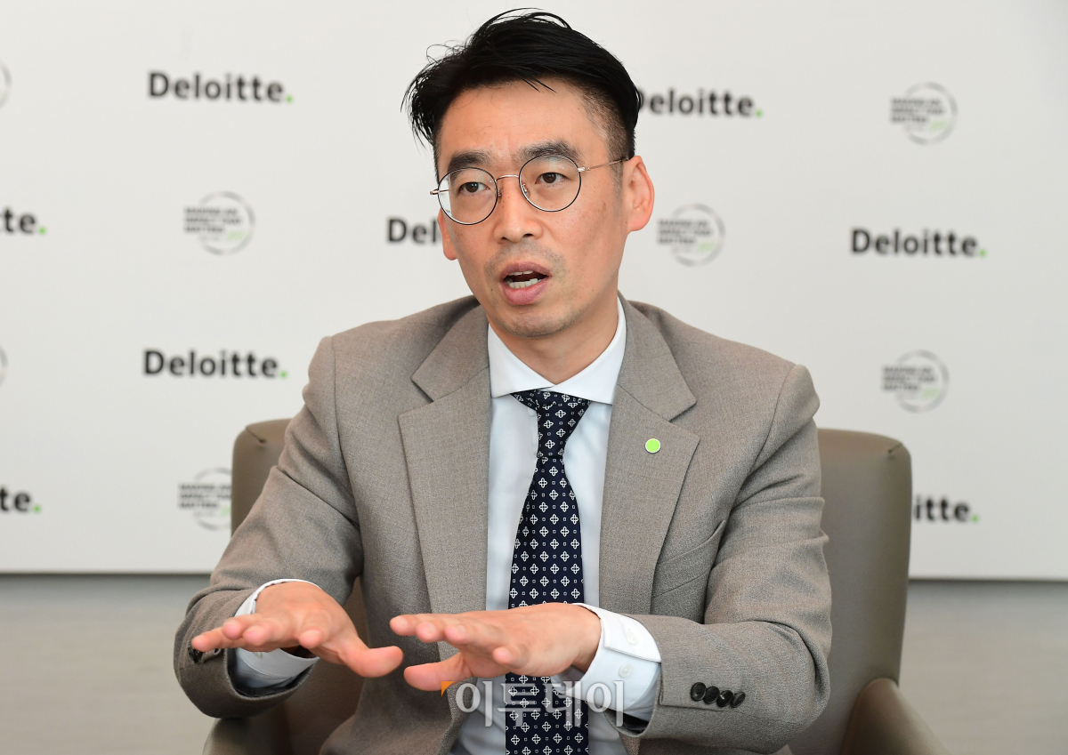 ▲한창희 딜로이트 안진회계법인 이사가 서울 영등포구 one IFC빌딩에 위치한 회의실에서 이투데이와 인터뷰를 하고 있다. 고이란 기자 photoeran@