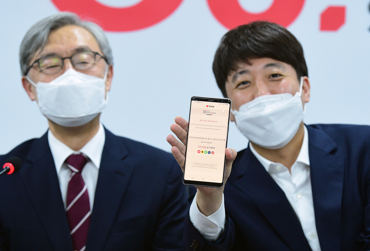 ▲이준석 국민의힘 대표가 15일 서울 여의도 국민의힘 중앙당사에서 최재형 전 감사원장의 입당원서를 모바일로 작성한 뒤 취재진에게 당원가입이 완료됐다는 안내화면을 들어보이고 있다. (신태현 기자 holjjak@)