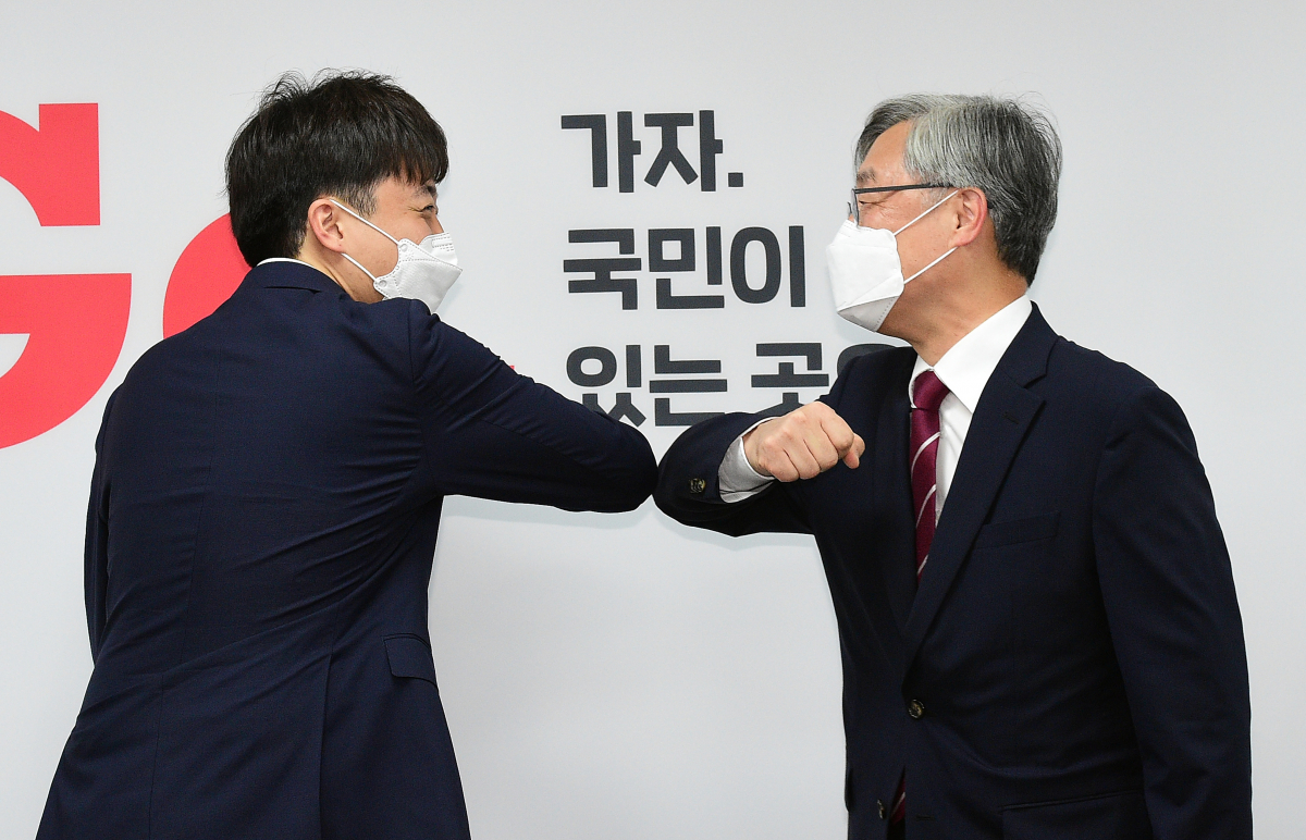 ▲최재형 전 감사원장이 15일 서울 여의도 국민의힘 중앙당사를 찾아 이준석 대표와 팔꿈치 인사를 나누고 있다. (신태현 기자 holjjak@)