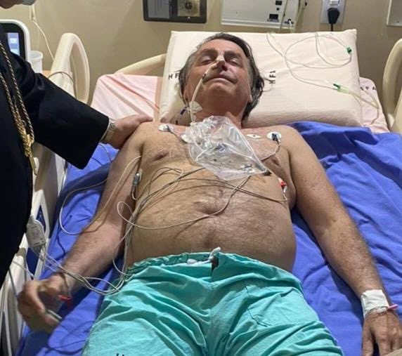 ▲자이르 보우소나루 브라질 대통령이 14일(현지시간) 상파우루의 한 병원에서 검사를 마친 후 누워있다. 출처 보우소나루 트위터