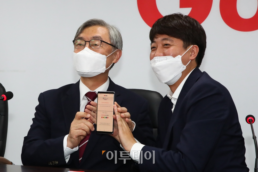 ▲최재형 전 감사원장이 15일 서울 여의도 국민의힘 중앙당사에서 열린 입당식에서 모바일로 입당신청을 마친 뒤 취재진에게 보여주고 있다. (신태현 기자 holjjak@)