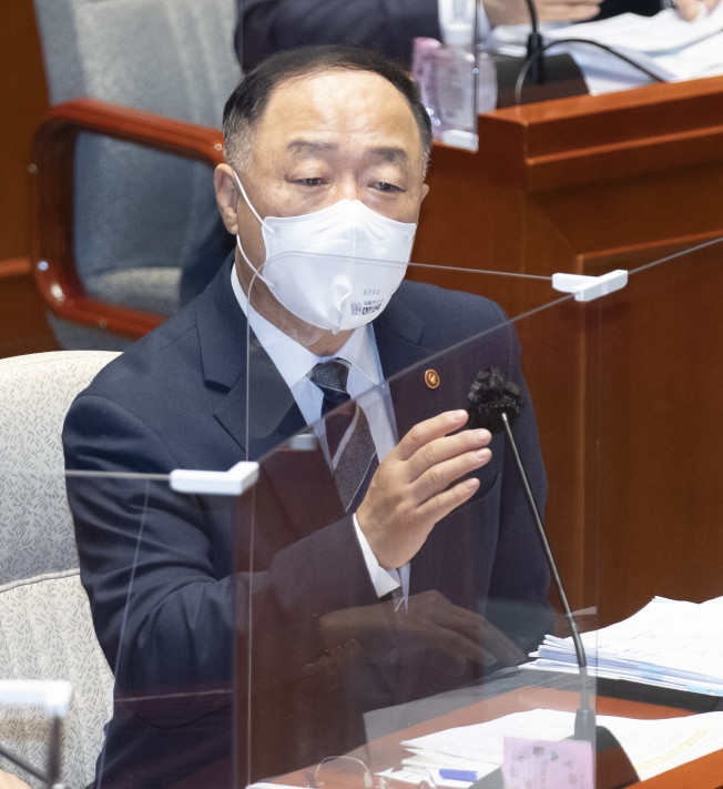 ▲홍남기 부총리 겸 기획재정부 장관이 15일 오전 서울 여의도 국회에서 열린 예산결산특별위원회 전체회의에서 의원 질의에 답변하고 있다.  (연합뉴스)