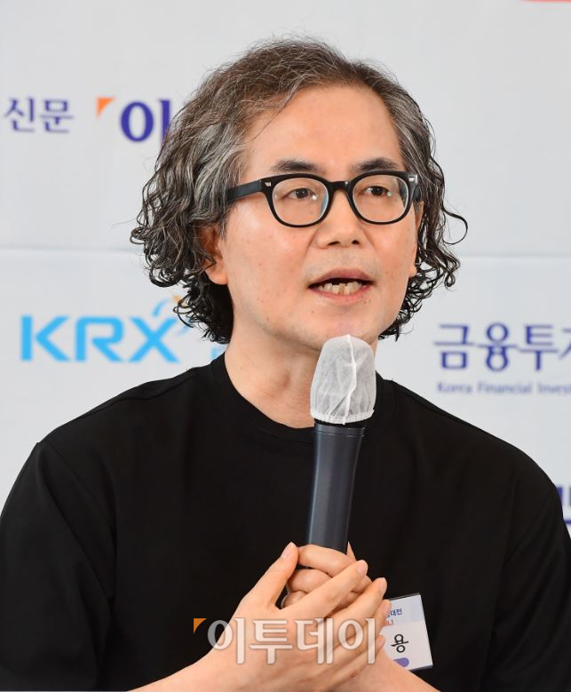 ▲15일 서울 동작구 대방동 이투데이빌딩 eT라운지 1층에서 열린 '제8회 대한민국 금융대전'에서 '아들아 돈 공부 해야한다' 저자 정선용씨가 금퇴족 로그인 강연을 하고 있다. 이투데이가 주최하는 이번 행사는 '2022,로그인 머니'를 주제로 각 분야의 전문가가 자산을 로그인 할 수 있는 다양한 방법의 금융 해법을 소개한다. 고이란 기자 photoeran@