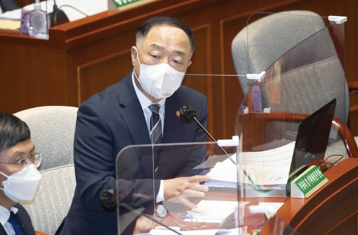 ▲홍남기 부총리 겸 기획재정부 장관이 15일 오전 서울 여의도 국회에서 열린 예산결산특별위원회 전체회의에서 의원 질의에 답변하고 있다. (연합뉴스)