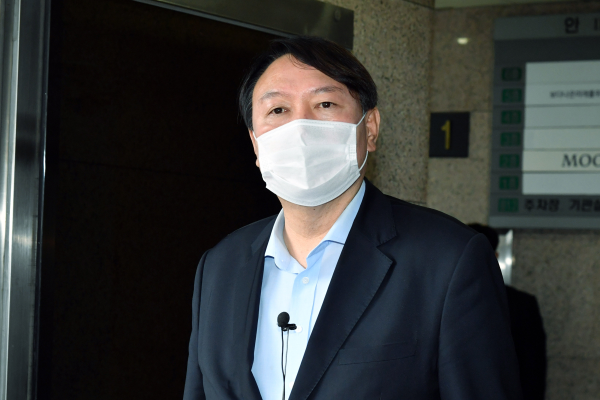 ▲윤석열 전 검찰총장이 15일 서울 종로구 반기문재단을 찾아 반 전 UN 사무총장을 예방한 후 취재진 질문에 답변하고 있다. (국회사진기자단)