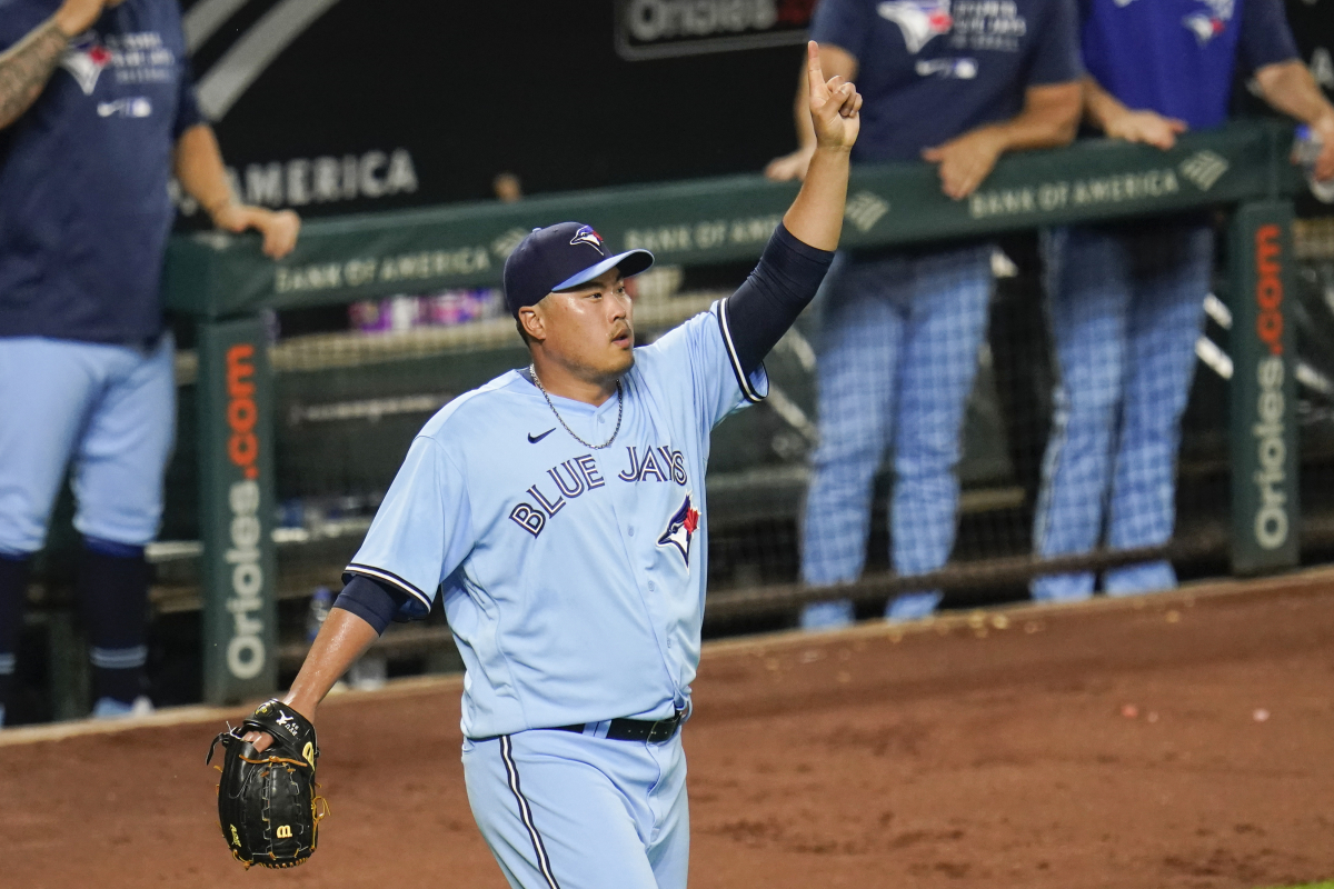 ▲토론토 블루제이스의 ‘코리안 몬스터’ 류현진이 지난 7일(현지시각) 미국 메릴랜드주 볼티모어의 오리올 파크 앳 캠든 야즈에서 열린 2021 메이저리그(MLB) 볼티모어 오리올스와의 경기에서 5회 말 외야수 테오스카 에르난데스의 그림 같은 홈 송구로 실점을 막아낸 뒤 손을 들어 화답하고 있다. (볼티모어=AP/뉴시스 )