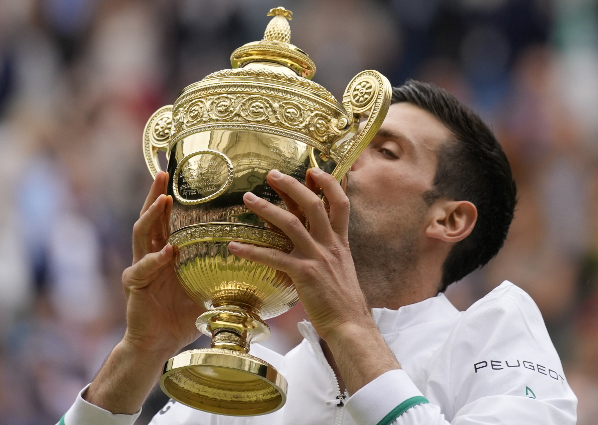 ▲노박 조코비치(세르비아)가 11일(현지시간) 영국 런던 윔블던의 올잉글랜드클럽에서 열린 윔블던 테니스 대회 남자 단식 결승전에서 우승한 뒤 트로피에 입 맞추고 있다. 런던/AP뉴시스 
