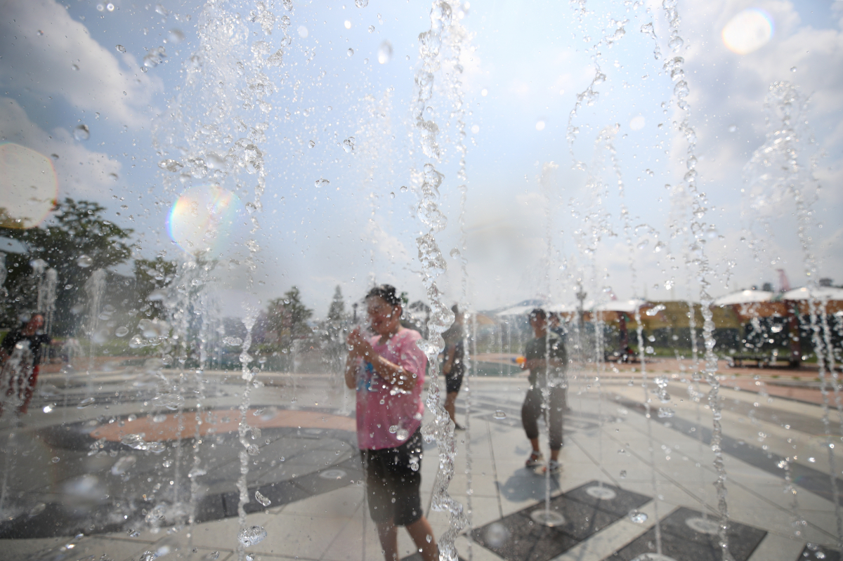 ▲낮 최고기온이 33도를 웃도는 불볕더위가 찾아오면서 시민들이 바닥분수의 시원한 물줄기로 열을 식히고 있다.  (연합뉴스)