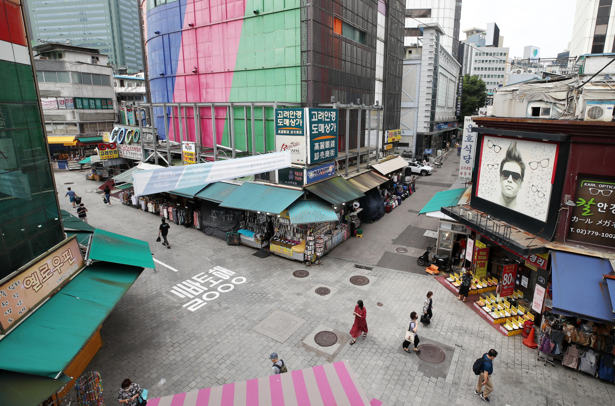▲수도권 '사회적 거리두기' 4단계가 시작된 12일 서울 중구 남대문시장이 한산한 모습을 보이고 있다. (연합뉴스)
