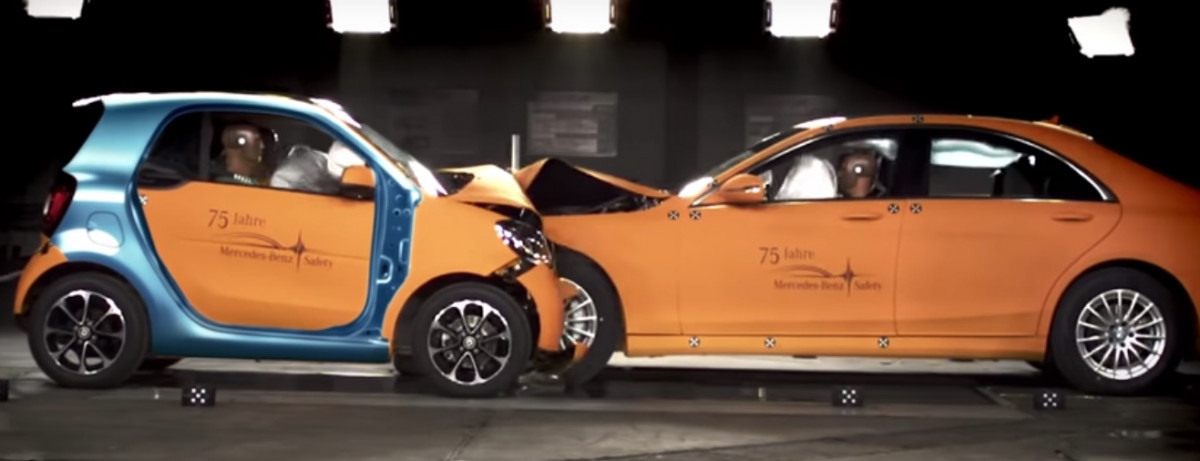▲2014년 독일 다임러그룹은 메르세데스-벤츠 최고급차 S-클래스와 자사의 소형차 브랜드 '스마트' 포투와 오프셋(정면의 45%) 충돌 테스트를 공개했다. 작은차 '스마트'의 안전성을 강조하기 위한 테스트였다. 무게와 질량비가 절반 수준인 스마트는 벤츠의 최고급차 S-클래스 못지 않은 충돌상품성을 증명해 냈다.  (출처=다임러AG)