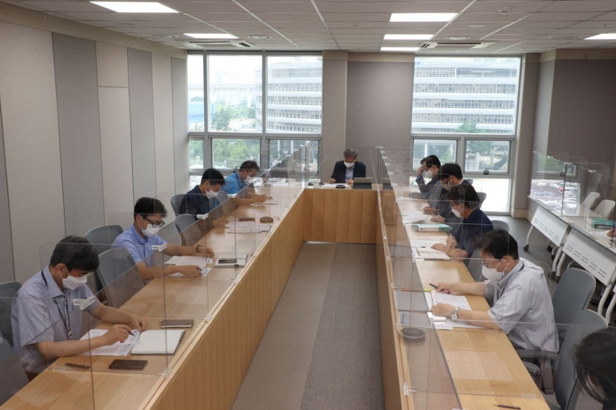 ▲16일 오전 세종청사에서 권칠승 장관 주재로 소상공인 손실보상제도 준비상황을 점검하기 위한 TF 영상회의가 진행되고 있다.  (사진제공=중소벤처기업부)