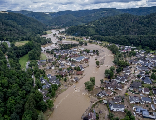 ▲독일 라인란트풀츠주 아르강이 폭우로 범람하면서 15일(현지시간) 인술 지방 일부 주택들이 파손된 채 물에 잠겨 있다. 인술/AP뉴시스

