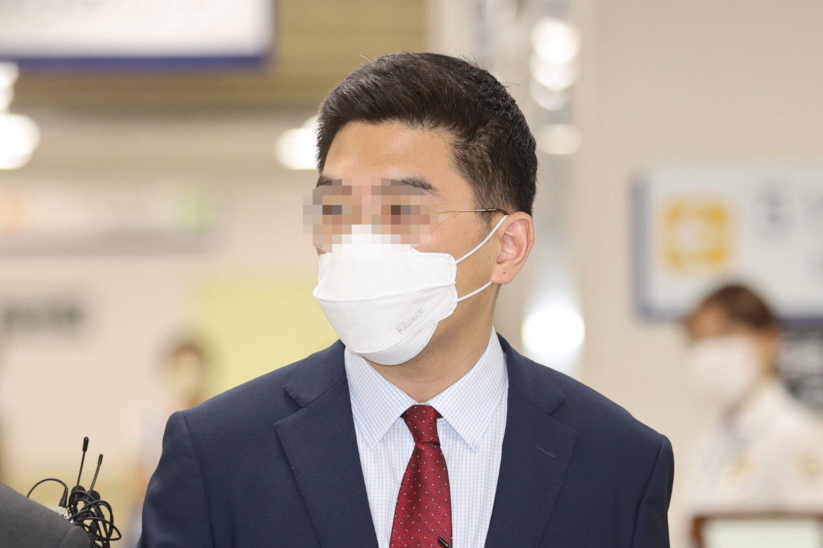 ▲취재원에 대한 강요미수 혐의를 받는 이동재 전 채널A 기자가 16일 오후 서울 서초구 중앙지법에서 열린 1심 선고 공판에 출석하고 있다. (연합뉴스)