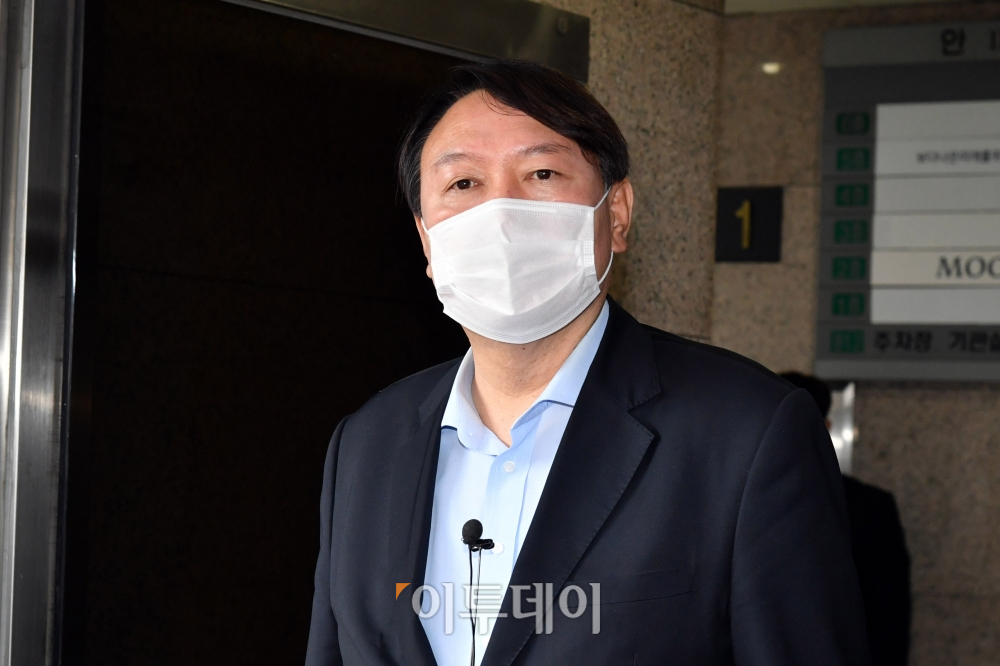 ▲윤석열 전 검찰총장이 15일 서울 종로구 경희궁길 반기문재단에서 반 전 UN 사무총장을 예방한 후 취재진의 질문에 답변하고 있다. (국회사진취재단)