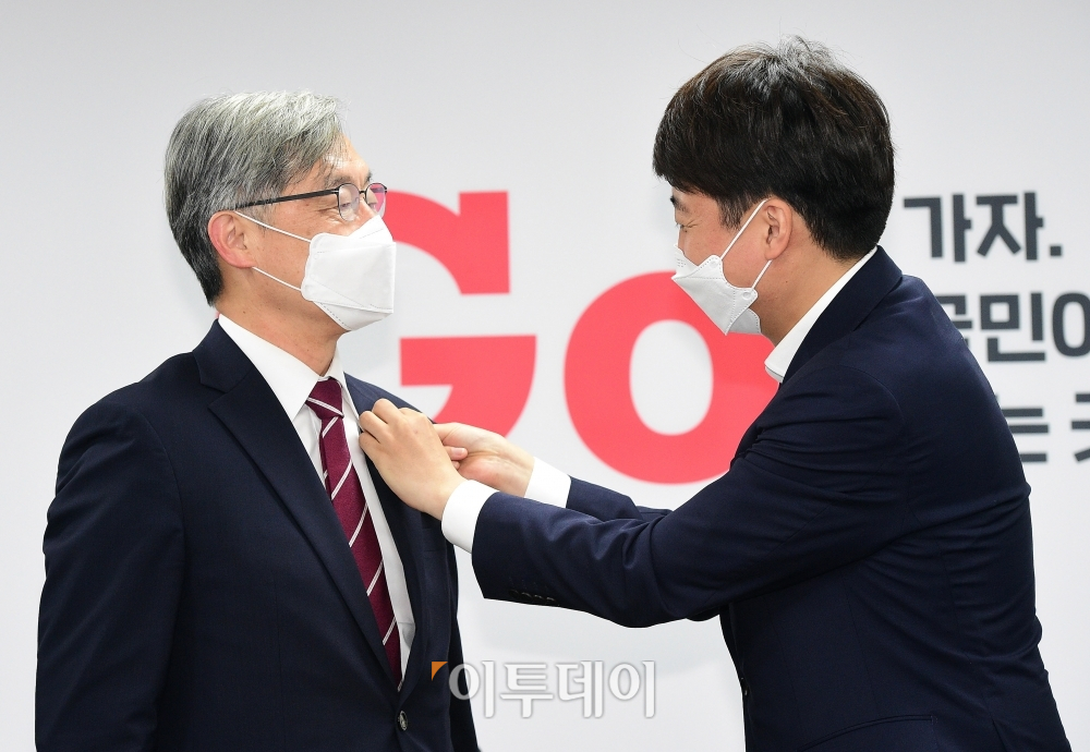 ▲최재형 전 감사원장이 15일 서울 여의도 국민의힘 당사에서 모바일 입당원서를 작성한 뒤 이준석 대표로부터 당원배지 받고 있다. (신태현 기자 holjjak@)