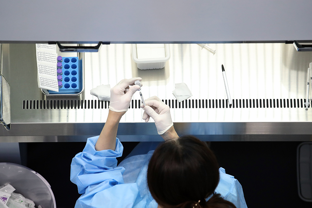 ▲16일 오전 서울 송파구 체육문화회관에 마련된 예방접종센터에서 의료진이 백신을 주사기에 담고 있다. (뉴시스)