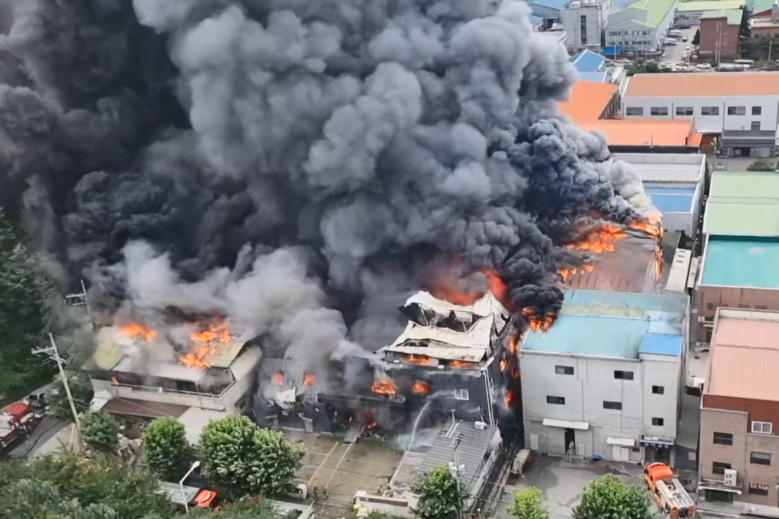 ▲17일 경기도 의정부시 용현산업단지 내 양말공장에서 불이 나 검은 연기가 피어 오르고 있다.  (연합뉴스)